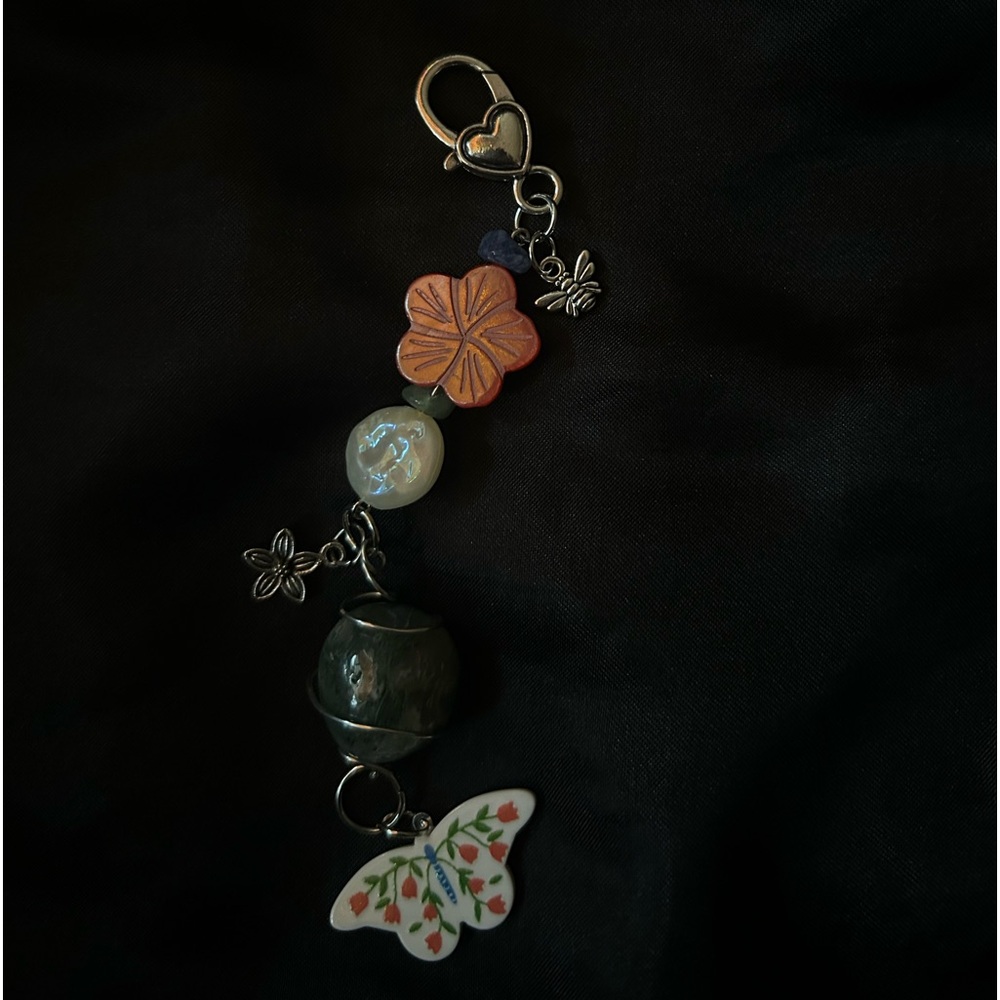 🌺CRYSTAL KEYCHAIN 
🌺HANDMADE
🌺STAINLESS STEEL CHARMS
🌺100% REAL GREEN AGATE